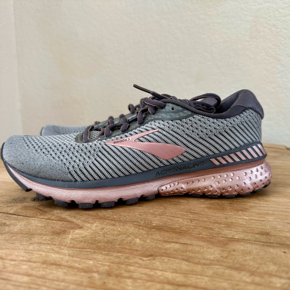 Brooks Adrenaline GTS 20 gray/rosegold. New, never worn.